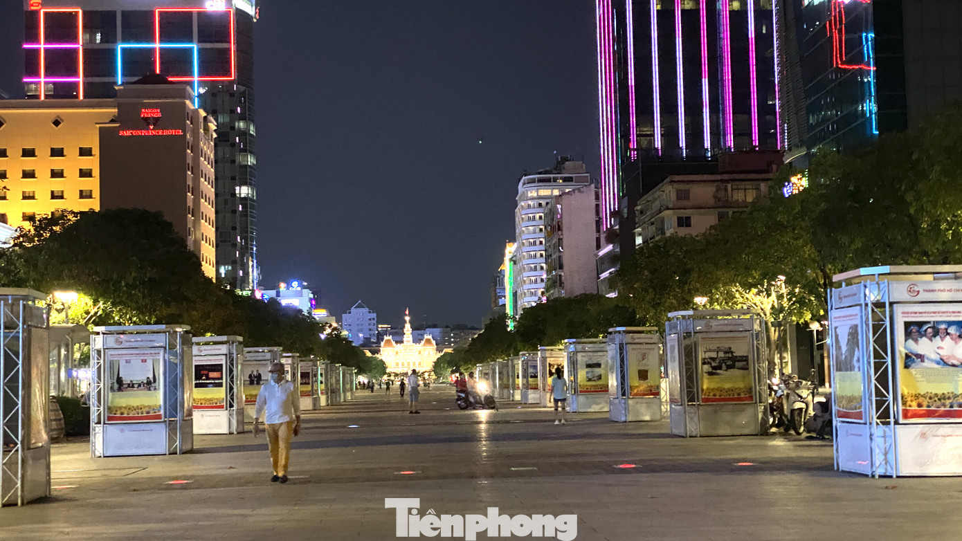 Sài Gòn đêm trước 'cách ly toàn xã hội' ảnh 9