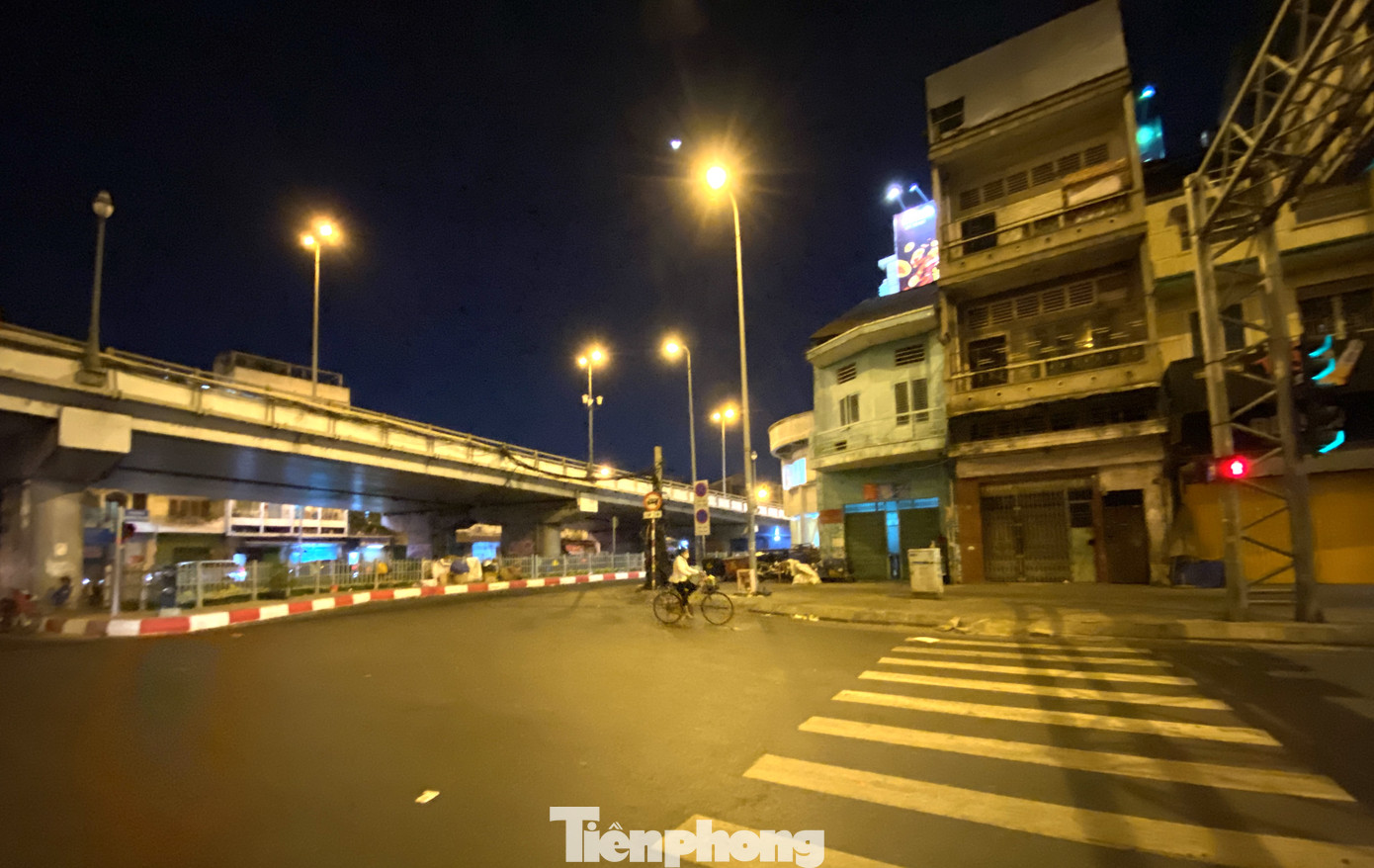 Sài Gòn đêm trước 'cách ly toàn xã hội' ảnh 11