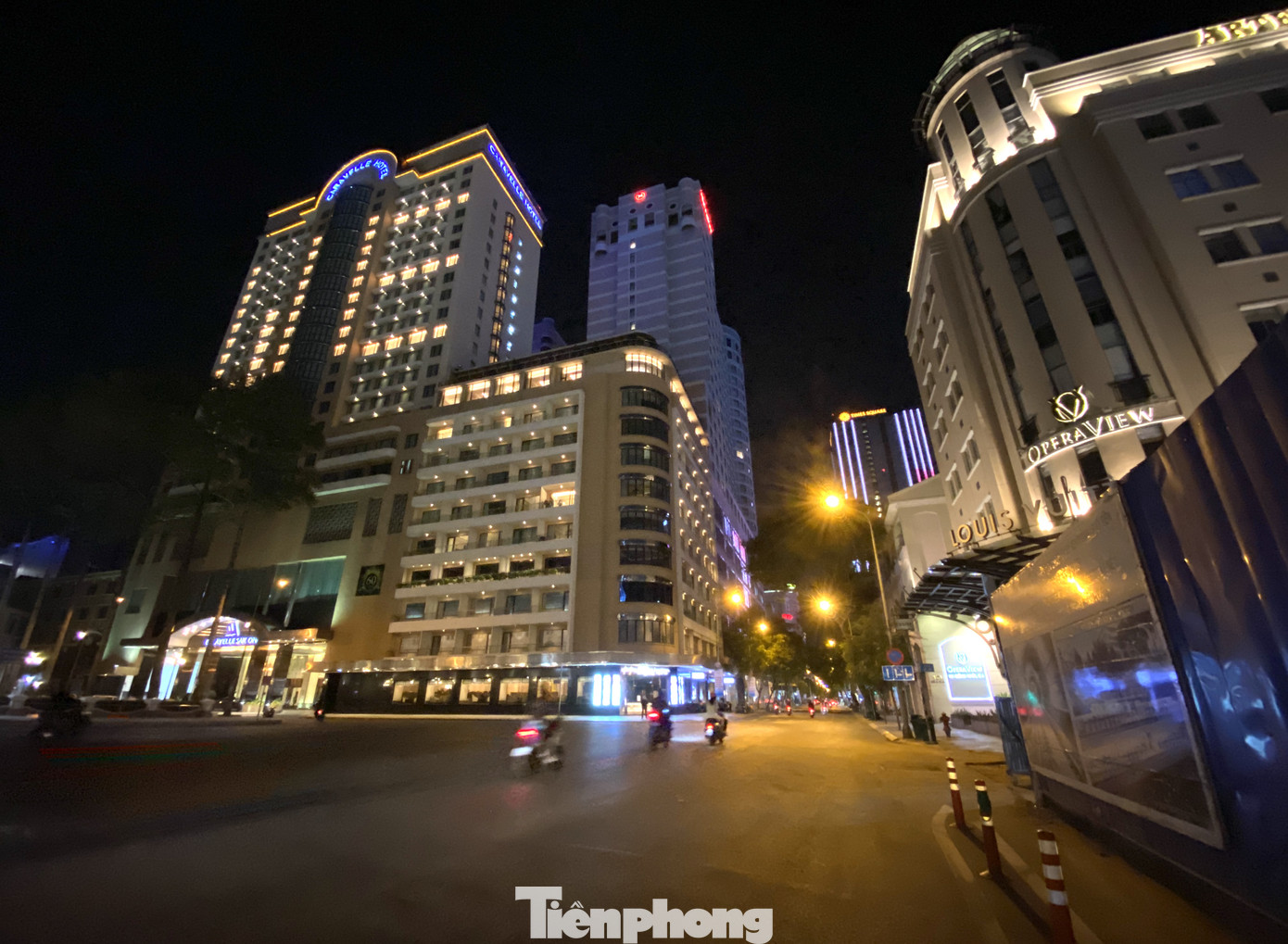Sài Gòn đêm trước 'cách ly toàn xã hội' ảnh 13