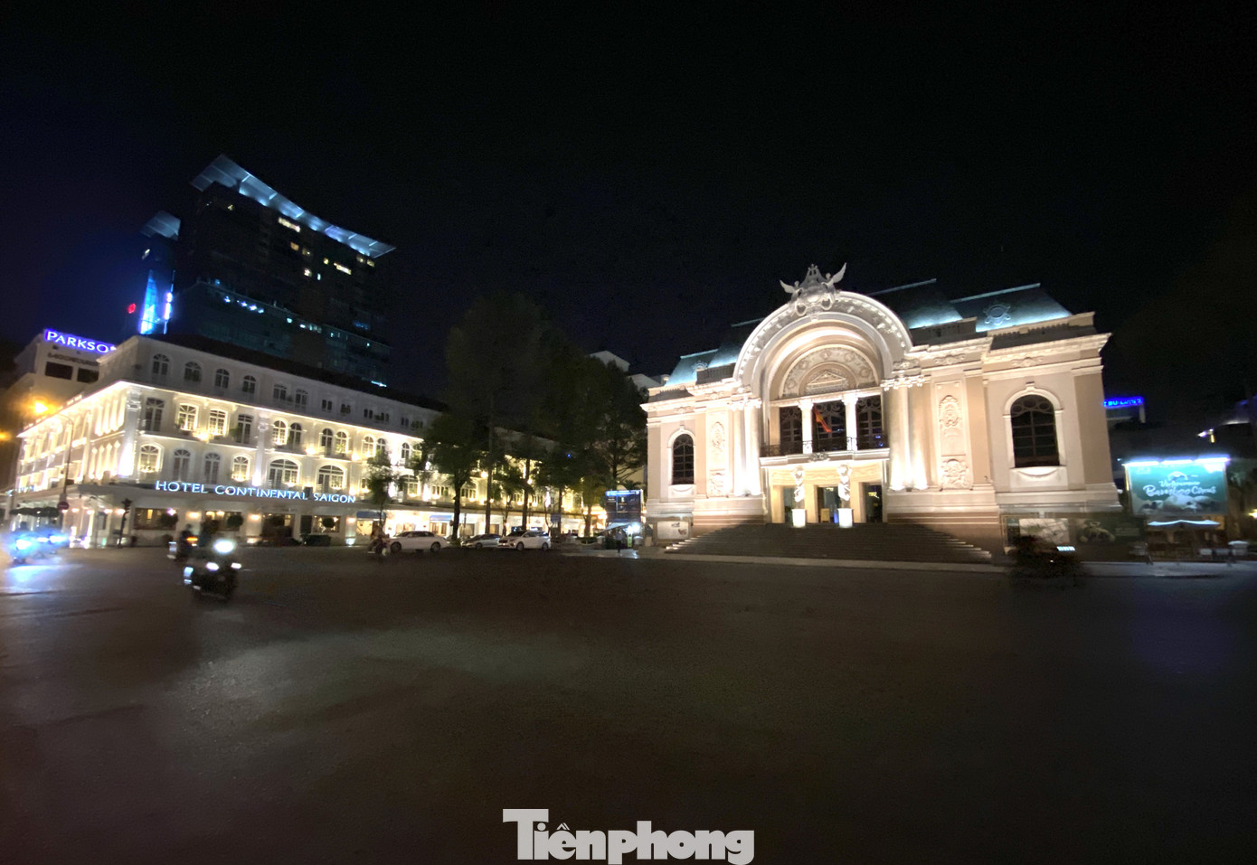 Sài Gòn đêm trước 'cách ly toàn xã hội' ảnh 3