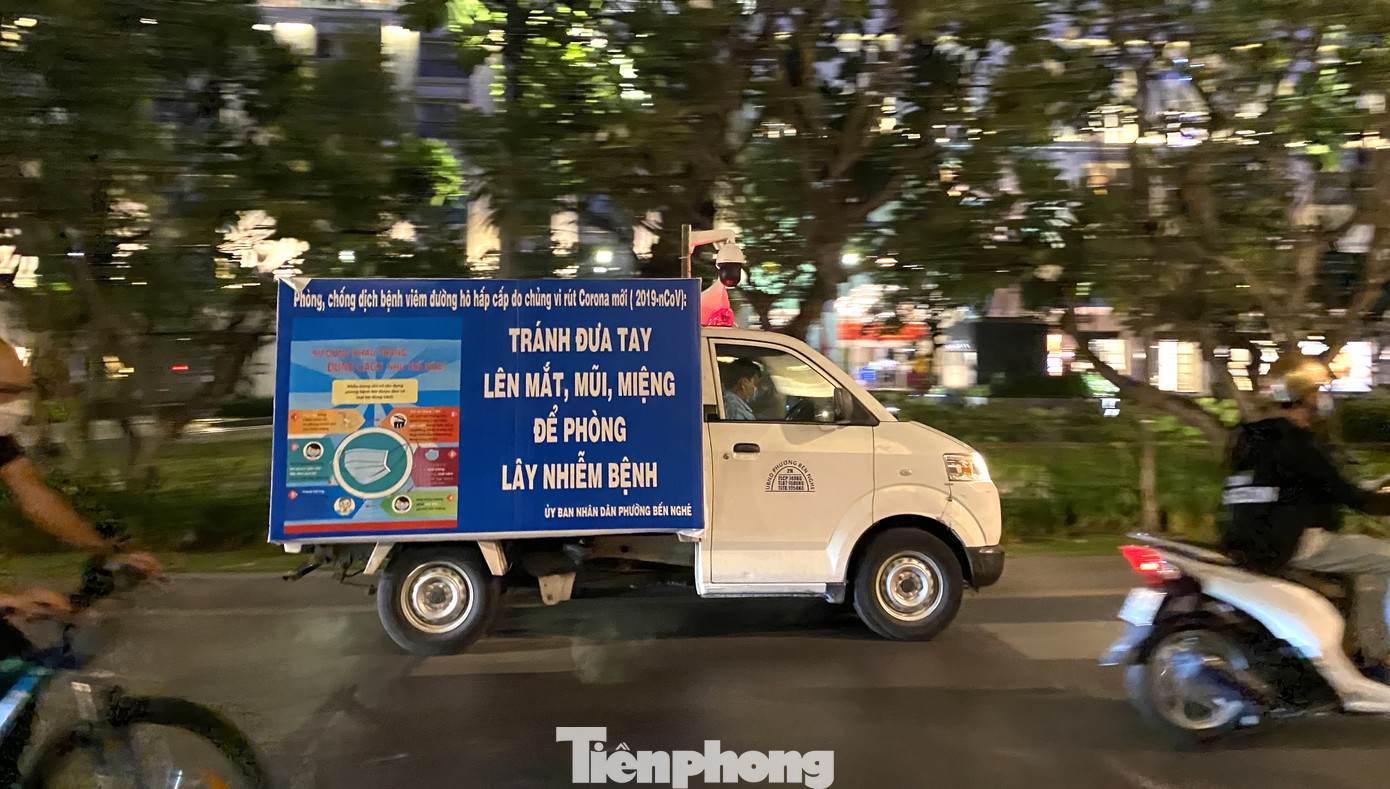 Sài Gòn đêm trước 'cách ly toàn xã hội' ảnh 1