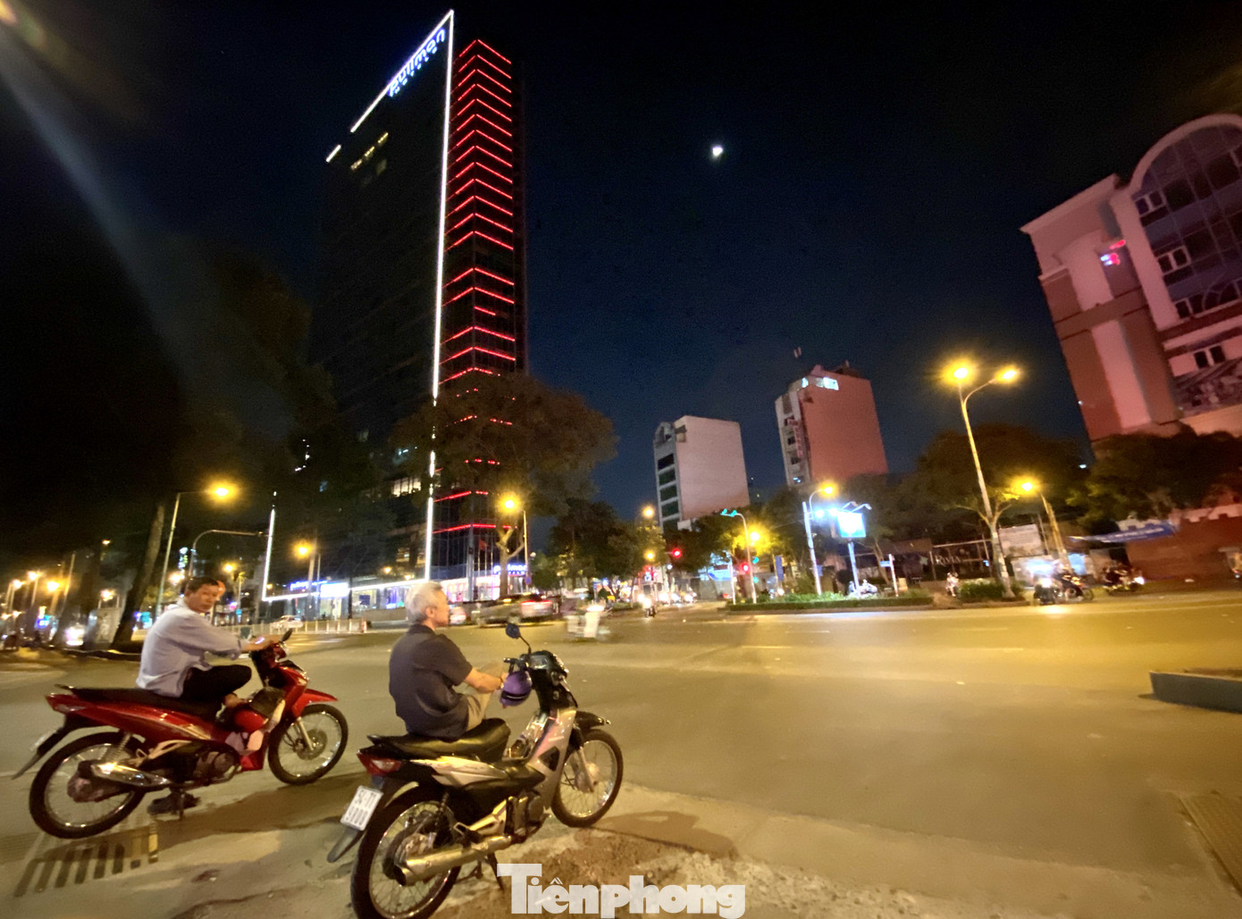 Sài Gòn đêm trước 'cách ly toàn xã hội' ảnh 10