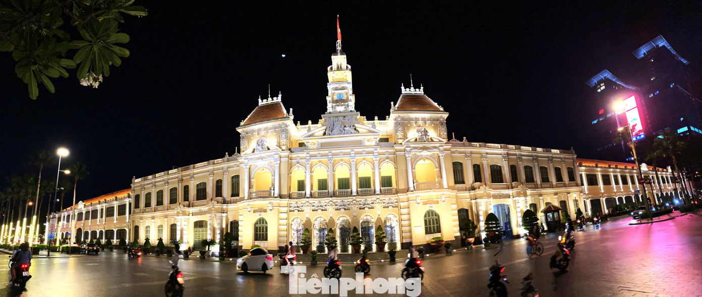 Sài Gòn đêm trước 'cách ly toàn xã hội' ảnh 2
