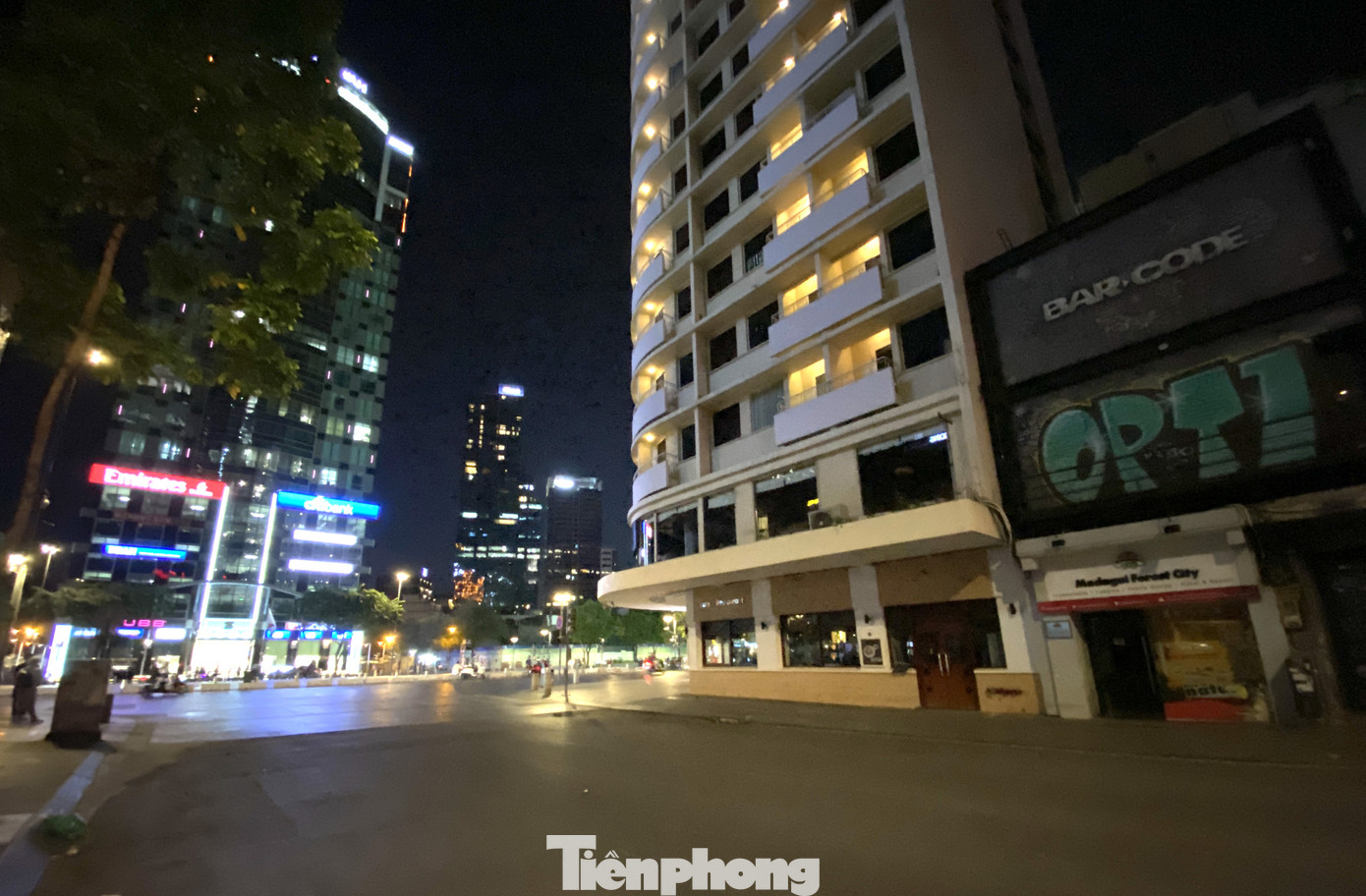 Sài Gòn đêm trước 'cách ly toàn xã hội' ảnh 14