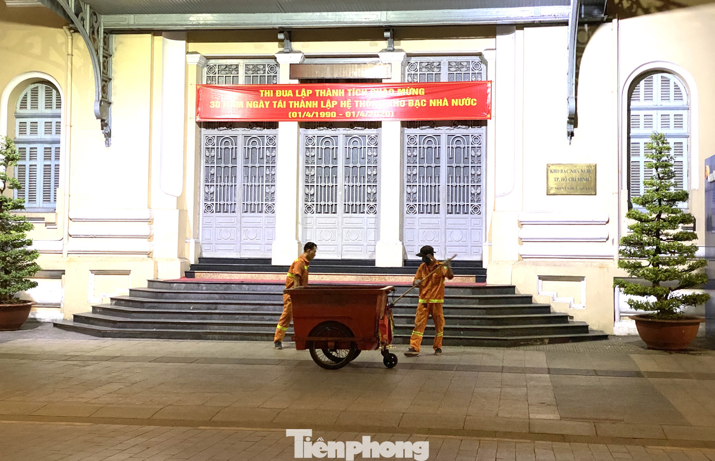 Sài Gòn đêm trước 'cách ly toàn xã hội' ảnh 6