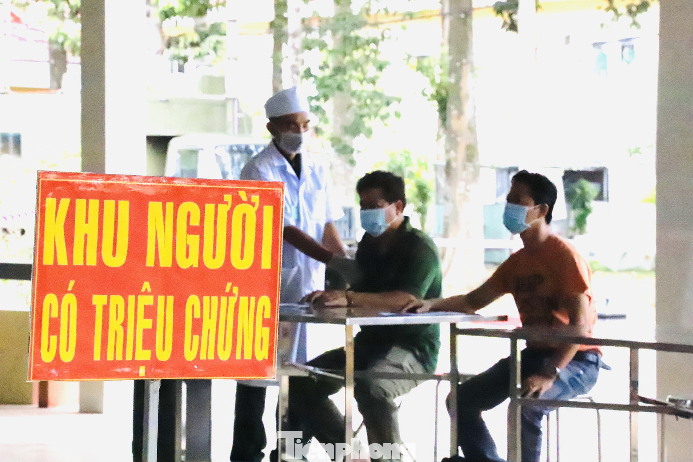 Cận cảnh quy trình cách ly công dân đến từ quốc gia có dịch Covid ảnh 8