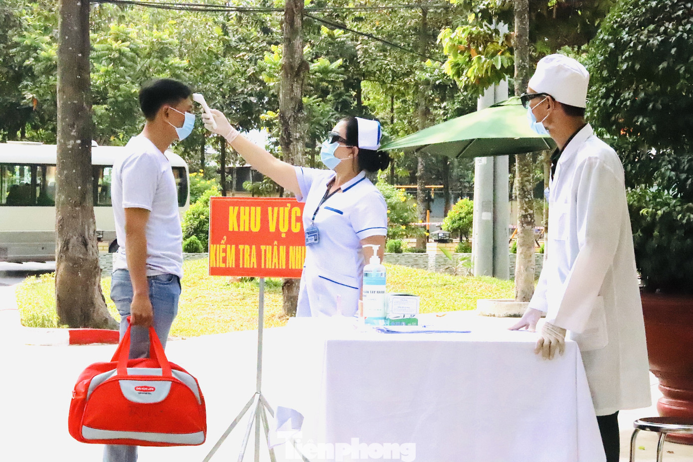 Cận cảnh quy trình cách ly công dân đến từ quốc gia có dịch Covid ảnh 2