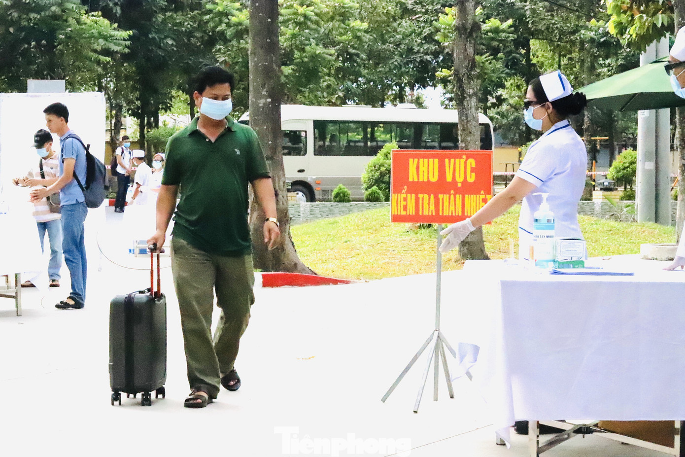 Cận cảnh quy trình cách ly công dân đến từ quốc gia có dịch Covid ảnh 1