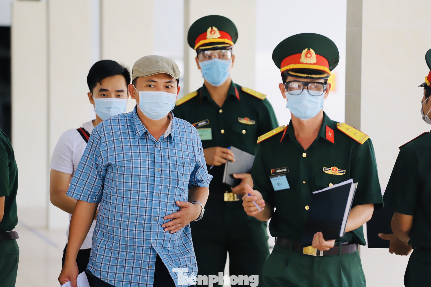 Cận cảnh quy trình cách ly công dân đến từ quốc gia có dịch Covid ảnh 14