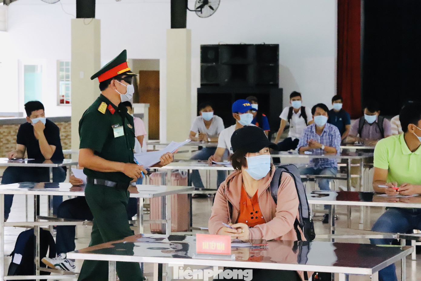 Cận cảnh quy trình cách ly công dân đến từ quốc gia có dịch Covid ảnh 11