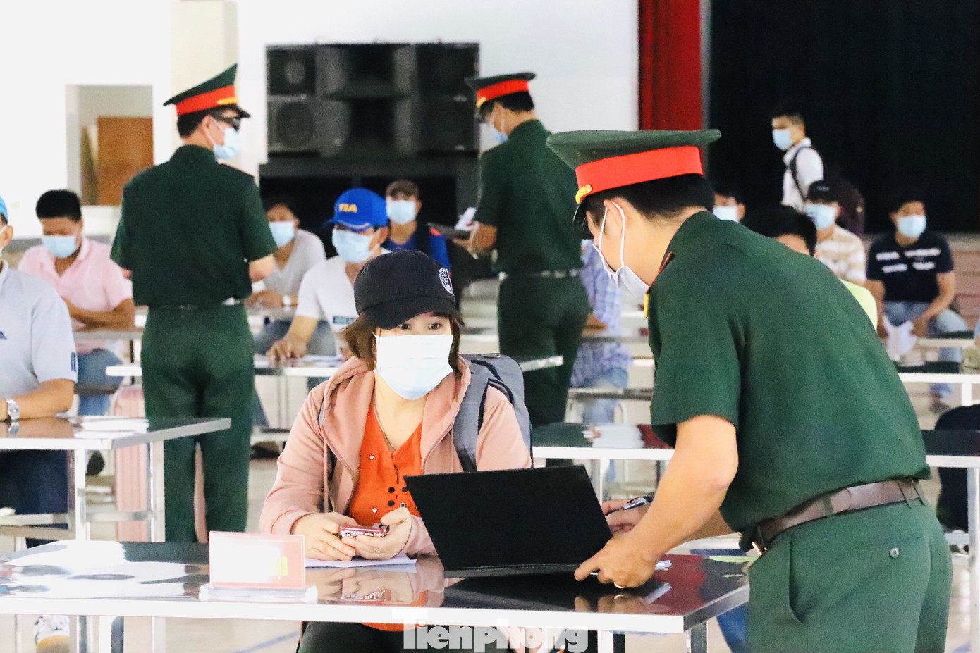 Cận cảnh quy trình cách ly công dân đến từ quốc gia có dịch Covid ảnh 10