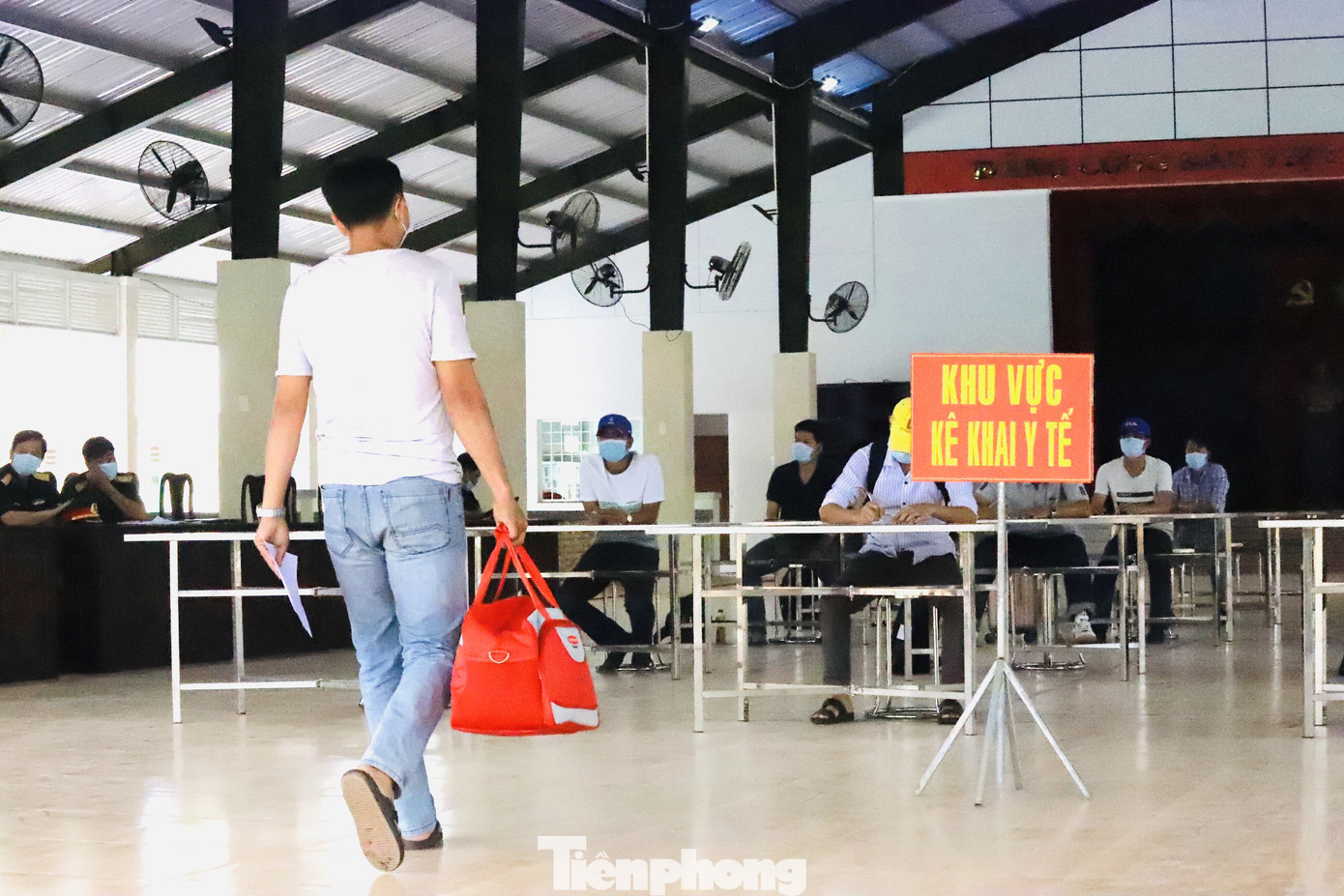 Cận cảnh quy trình cách ly công dân đến từ quốc gia có dịch Covid ảnh 6