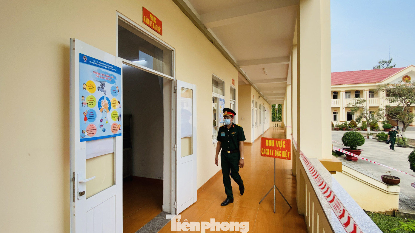 Cận cảnh quy trình cách ly công dân đến từ quốc gia có dịch Covid ảnh 16