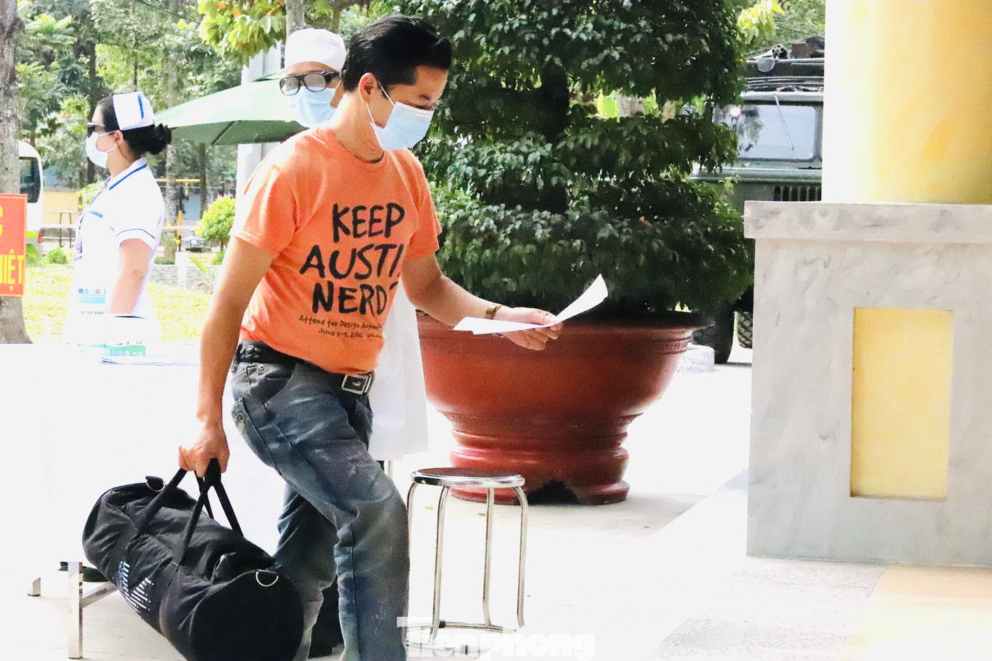 Cận cảnh quy trình cách ly công dân đến từ quốc gia có dịch Covid ảnh 5