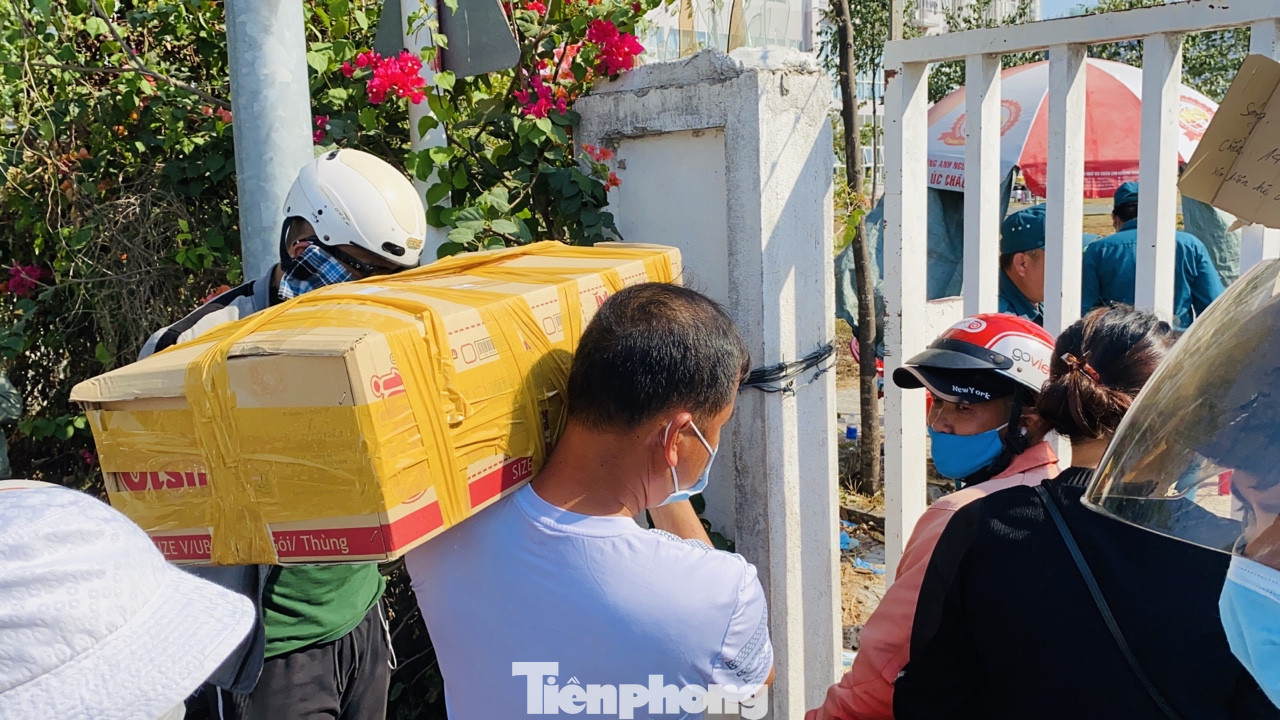 Xếp hàng chờ tiếp tế ở khu cách ly KTX ĐH Quốc gia TPHCM ảnh 7