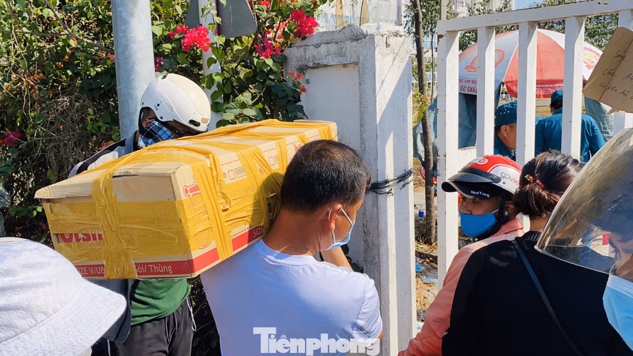 Xếp hàng chờ tiếp tế ở khu cách ly KTX ĐH Quốc gia TPHCM ảnh 7