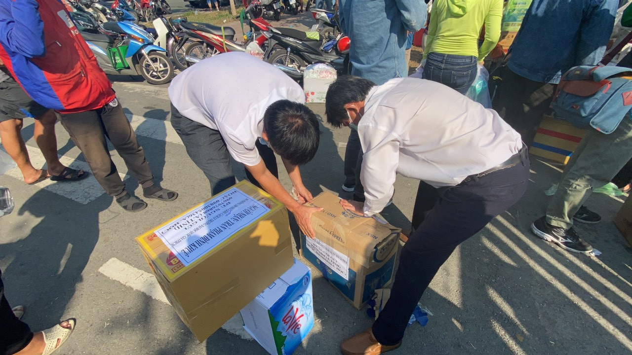 Xếp hàng chờ tiếp tế ở khu cách ly KTX ĐH Quốc gia TPHCM ảnh 10