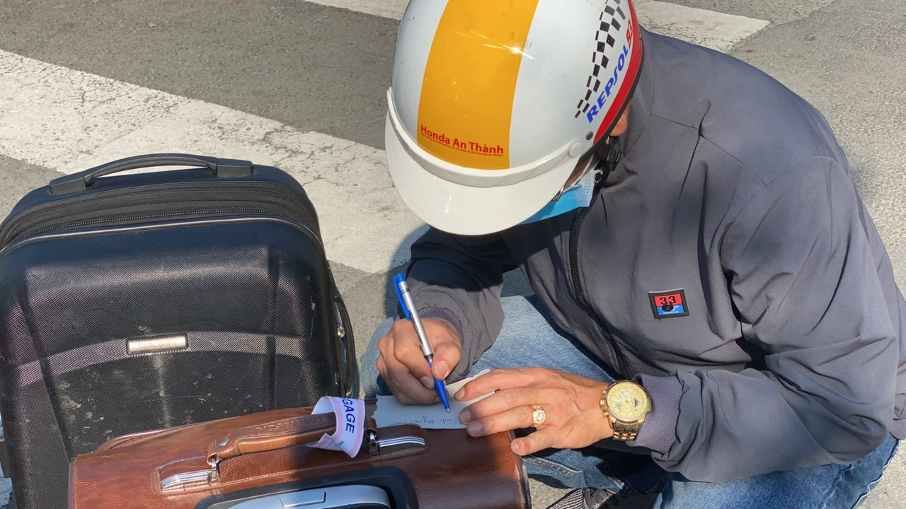 Xếp hàng chờ tiếp tế ở khu cách ly KTX ĐH Quốc gia TPHCM ảnh 9