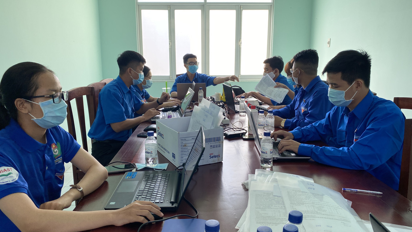 Áo xanh nơi tuyến đầu chống dịch Covid-19 ảnh 3