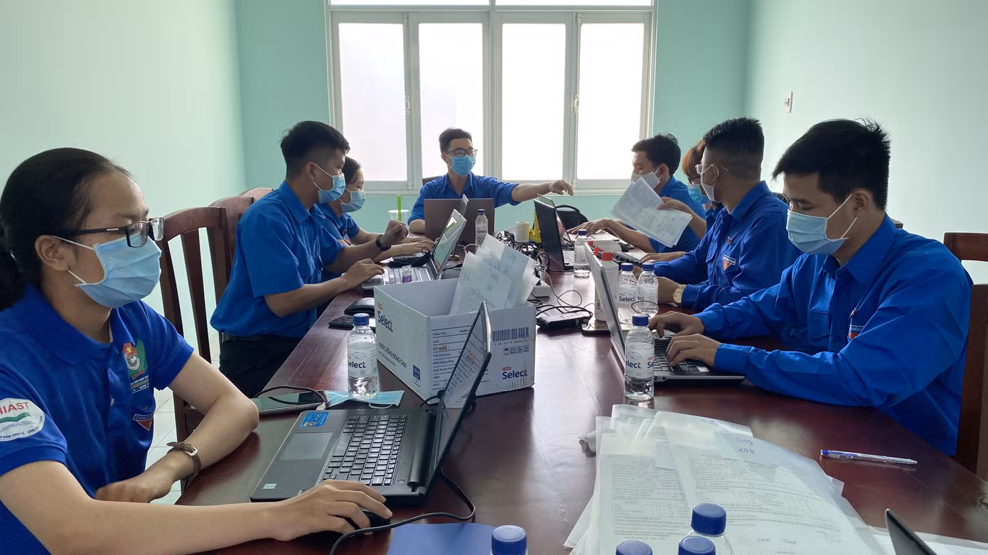 Áo xanh nơi tuyến đầu chống dịch Covid-19 ảnh 3