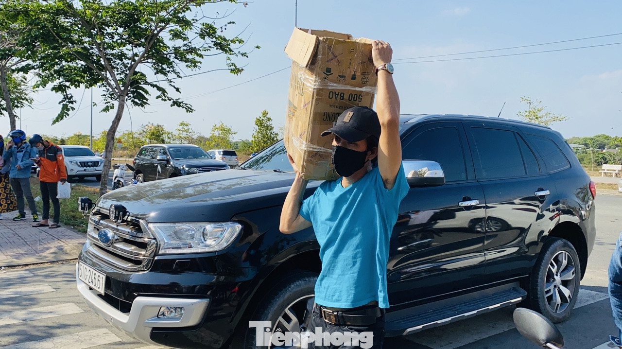 Xếp hàng chờ tiếp tế ở khu cách ly KTX ĐH Quốc gia TPHCM ảnh 3