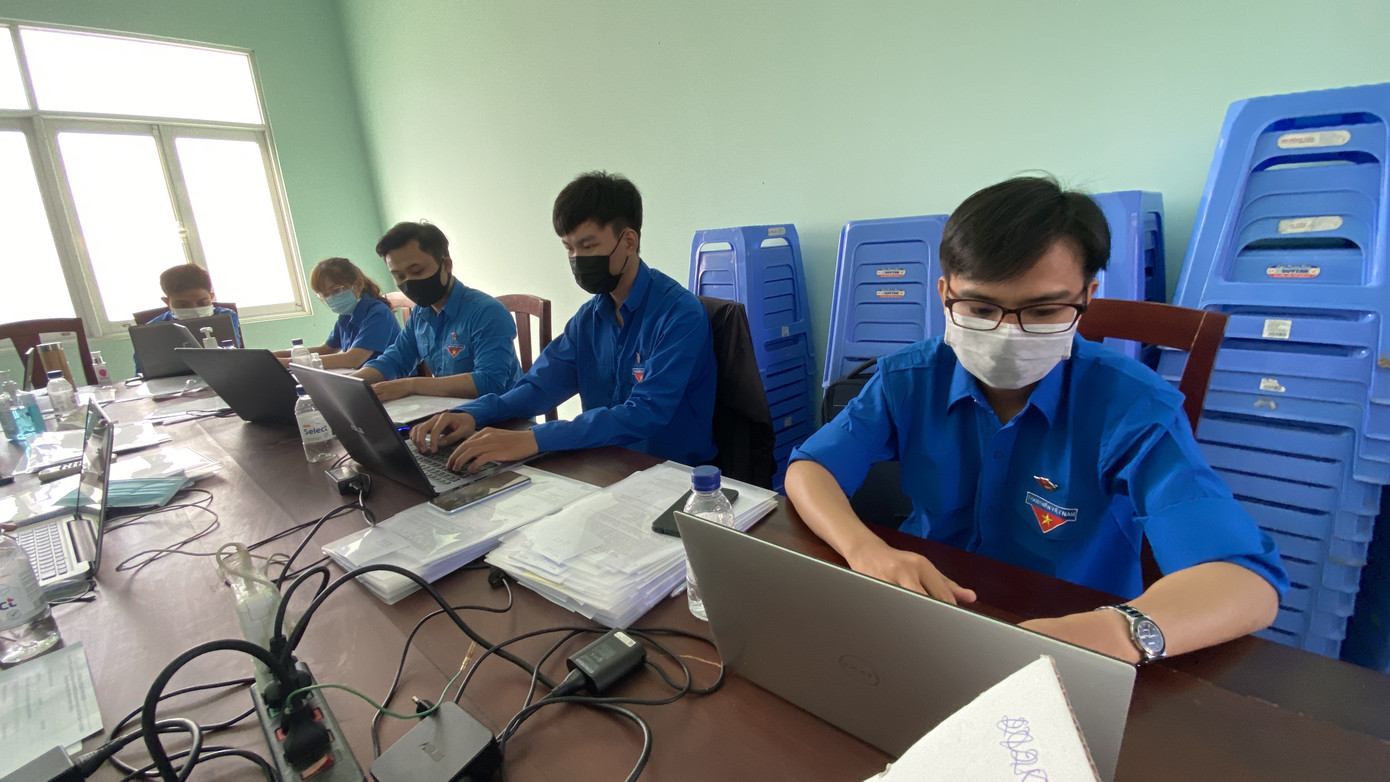 Áo xanh nơi tuyến đầu chống dịch Covid-19 ảnh 1