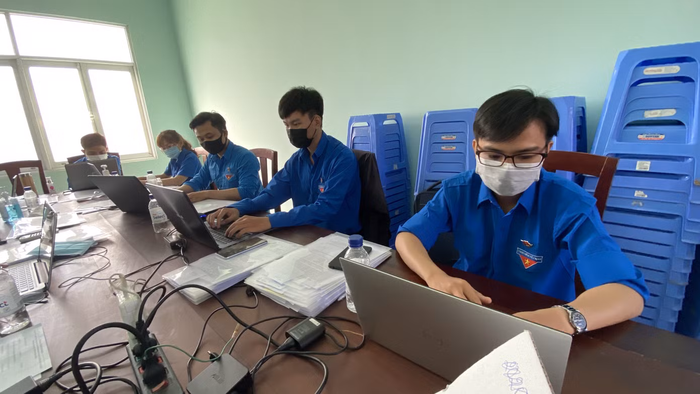 Áo xanh nơi tuyến đầu chống dịch Covid-19 ảnh 1