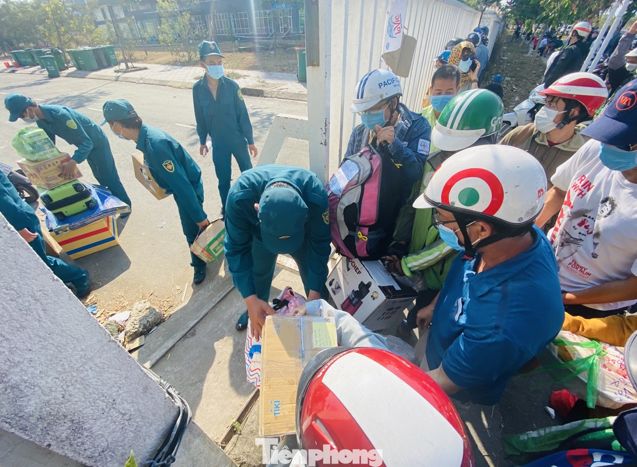 Dưới nắng nóng, lực lượng vũ trang tiếp sức người dân chuyển đồ vào khu cách ly ảnh 12