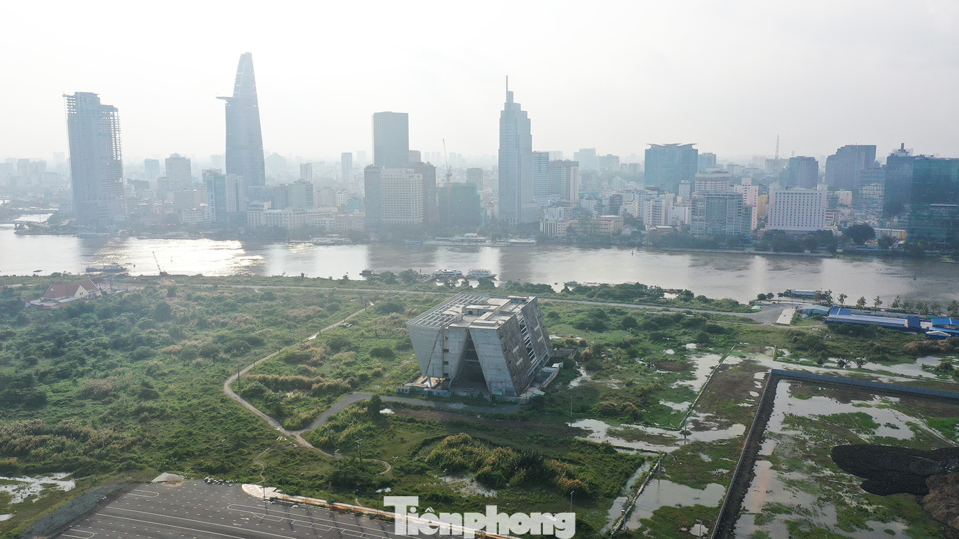 Cận cảnh tòa nhà triển lãm 800 tỷ xây dựng dang dở ở Thủ Thiêm ảnh 1