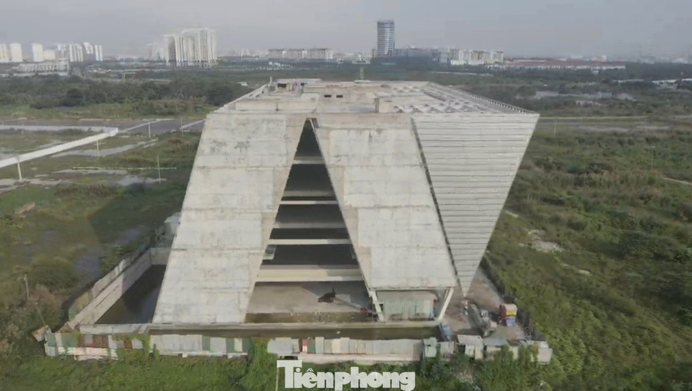 Cận cảnh tòa nhà triển lãm 800 tỷ xây dựng dang dở ở Thủ Thiêm ảnh 4