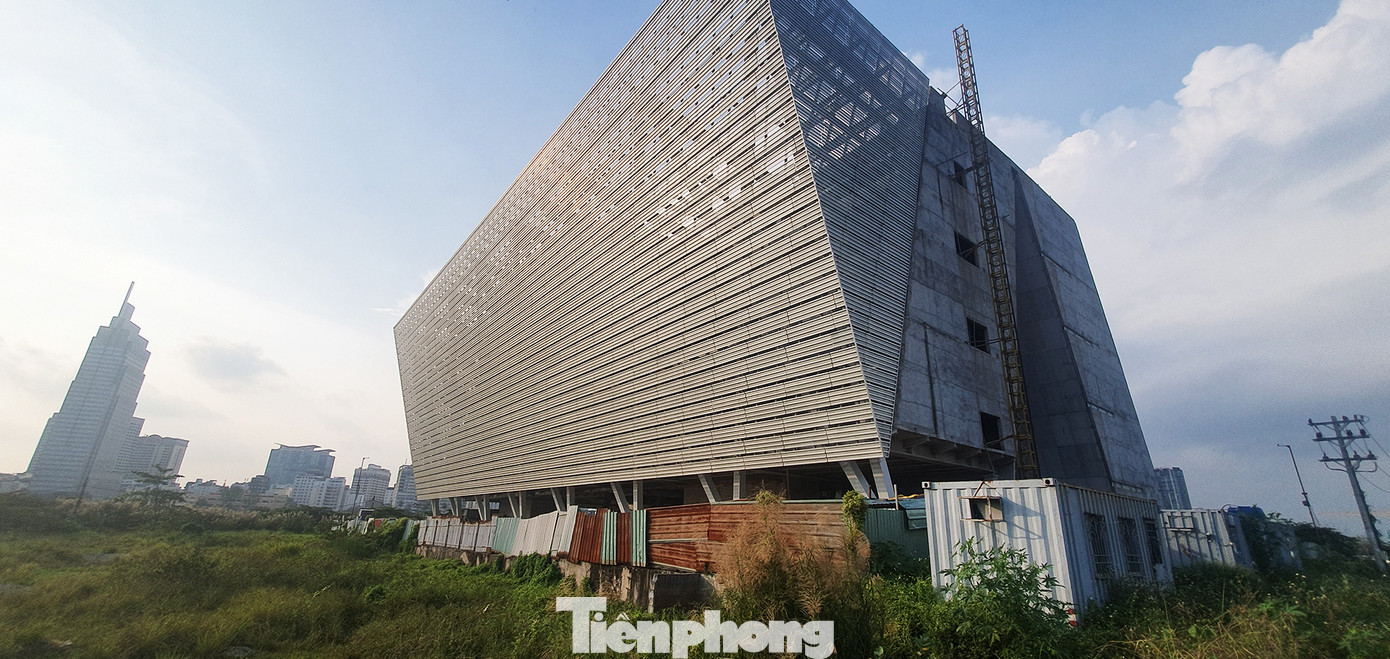 Cận cảnh tòa nhà triển lãm 800 tỷ xây dựng dang dở ở Thủ Thiêm ảnh 3
