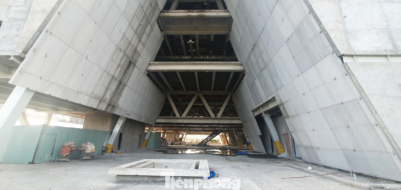 Cận cảnh tòa nhà triển lãm 800 tỷ xây dựng dang dở ở Thủ Thiêm ảnh 13