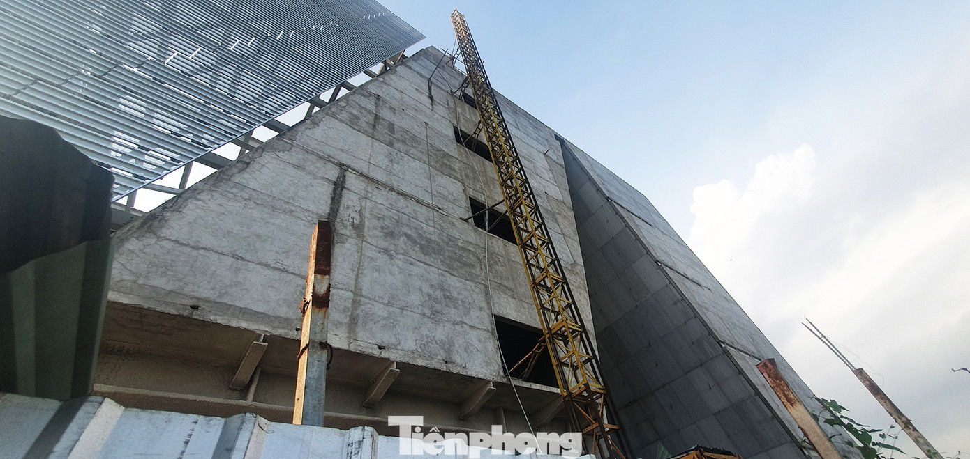 Cận cảnh tòa nhà triển lãm 800 tỷ xây dựng dang dở ở Thủ Thiêm ảnh 11