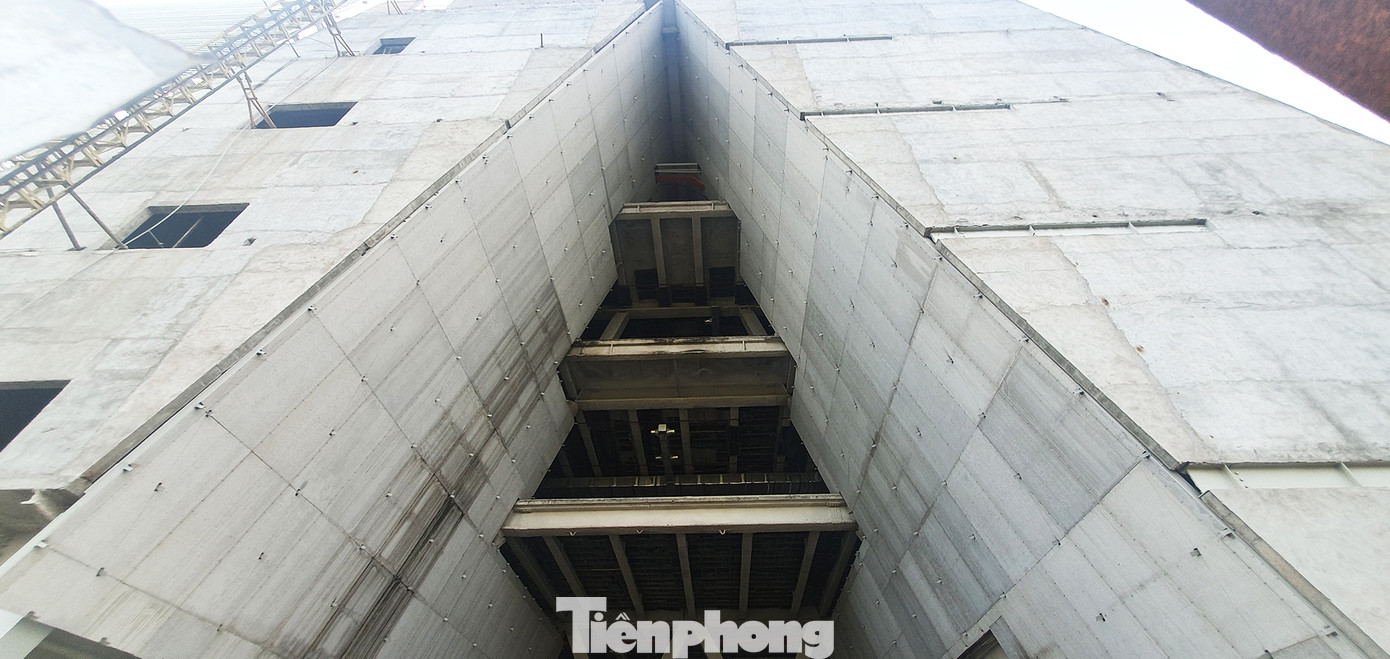 Cận cảnh tòa nhà triển lãm 800 tỷ xây dựng dang dở ở Thủ Thiêm ảnh 12
