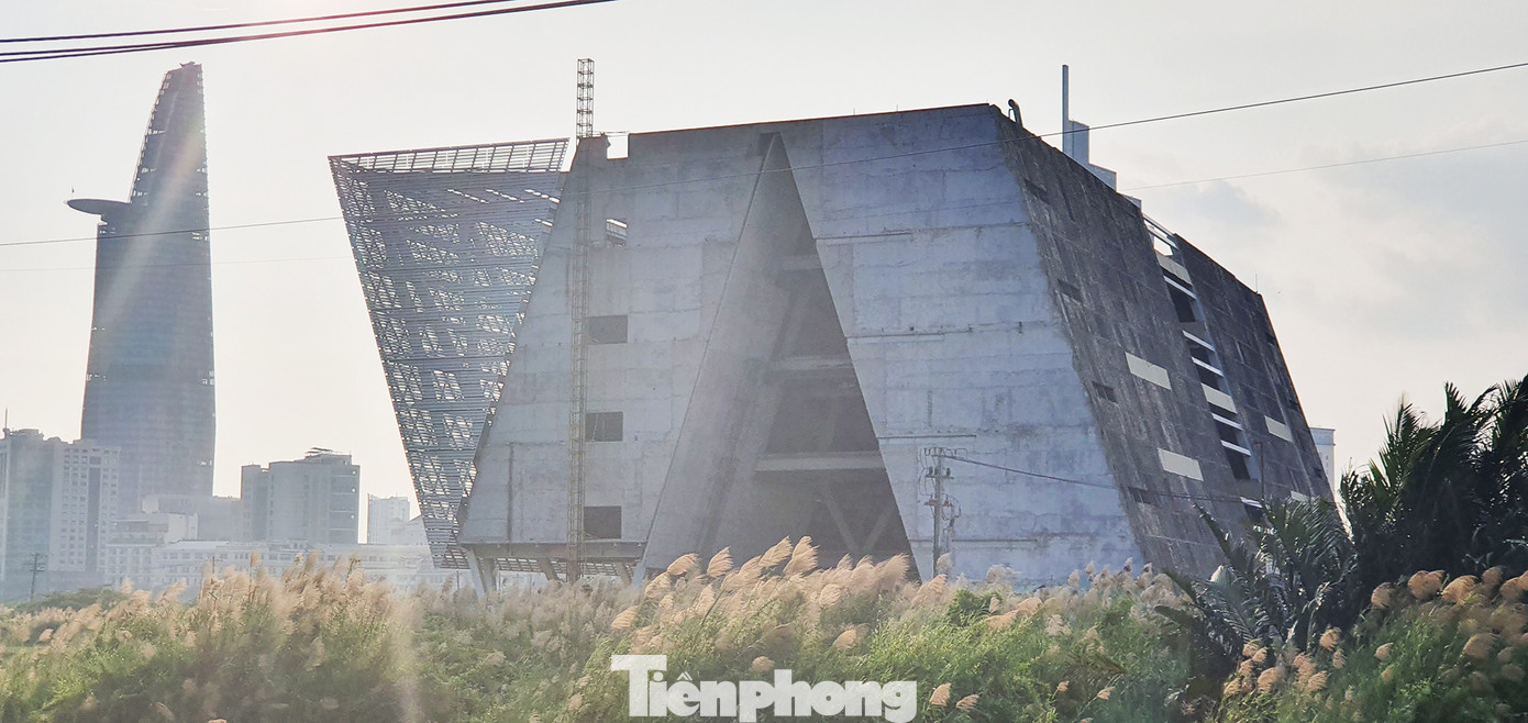 Cận cảnh tòa nhà triển lãm 800 tỷ xây dựng dang dở ở Thủ Thiêm ảnh 2