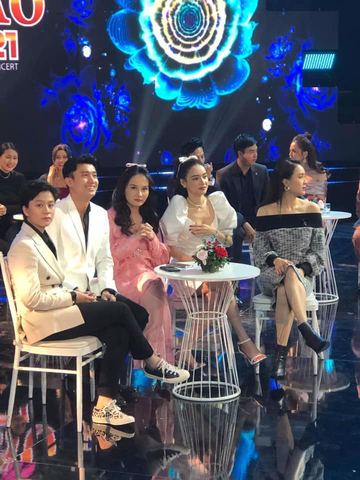 Bảo Thanh bầu bí rực rỡ cùng Nhã Phương, Phương Oanh trên sân khấu chào năm mới ảnh 2