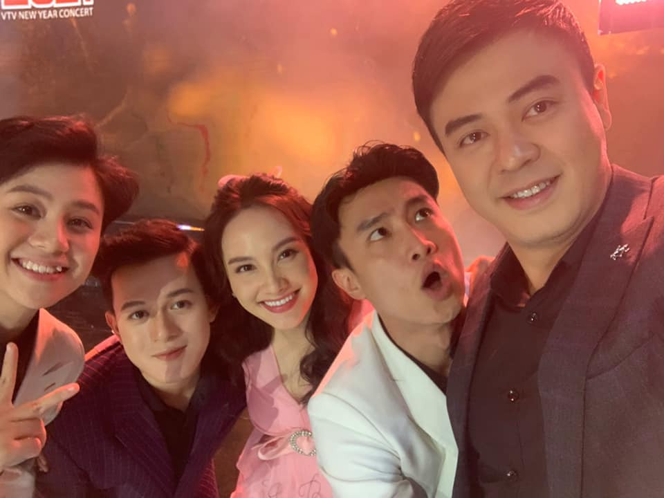 Bảo Thanh bầu bí rực rỡ cùng Nhã Phương, Phương Oanh trên sân khấu chào năm mới ảnh 3