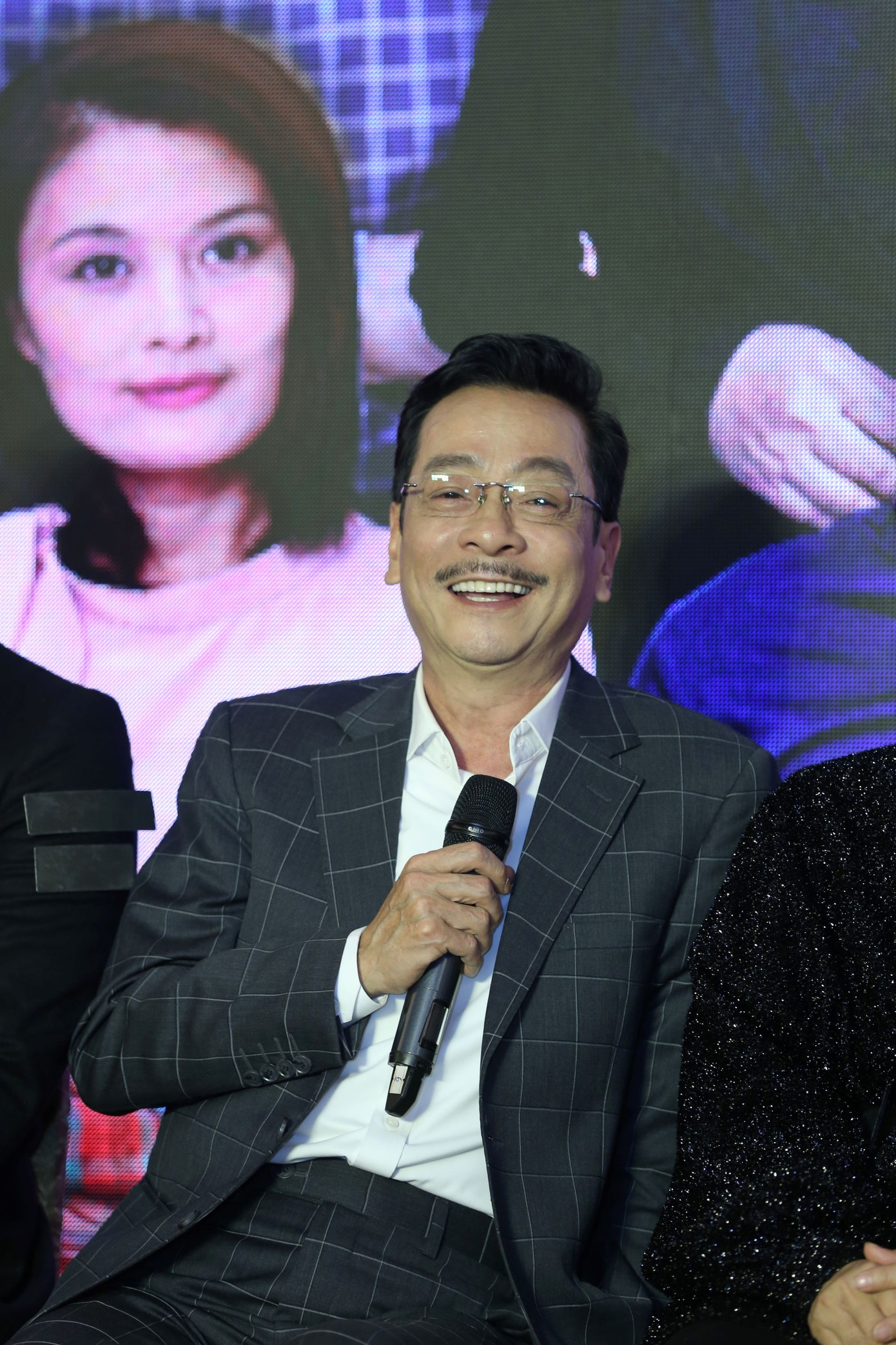 NSND Hoàng Dũng phải nhờ người dìu lên sân khấu ảnh 2