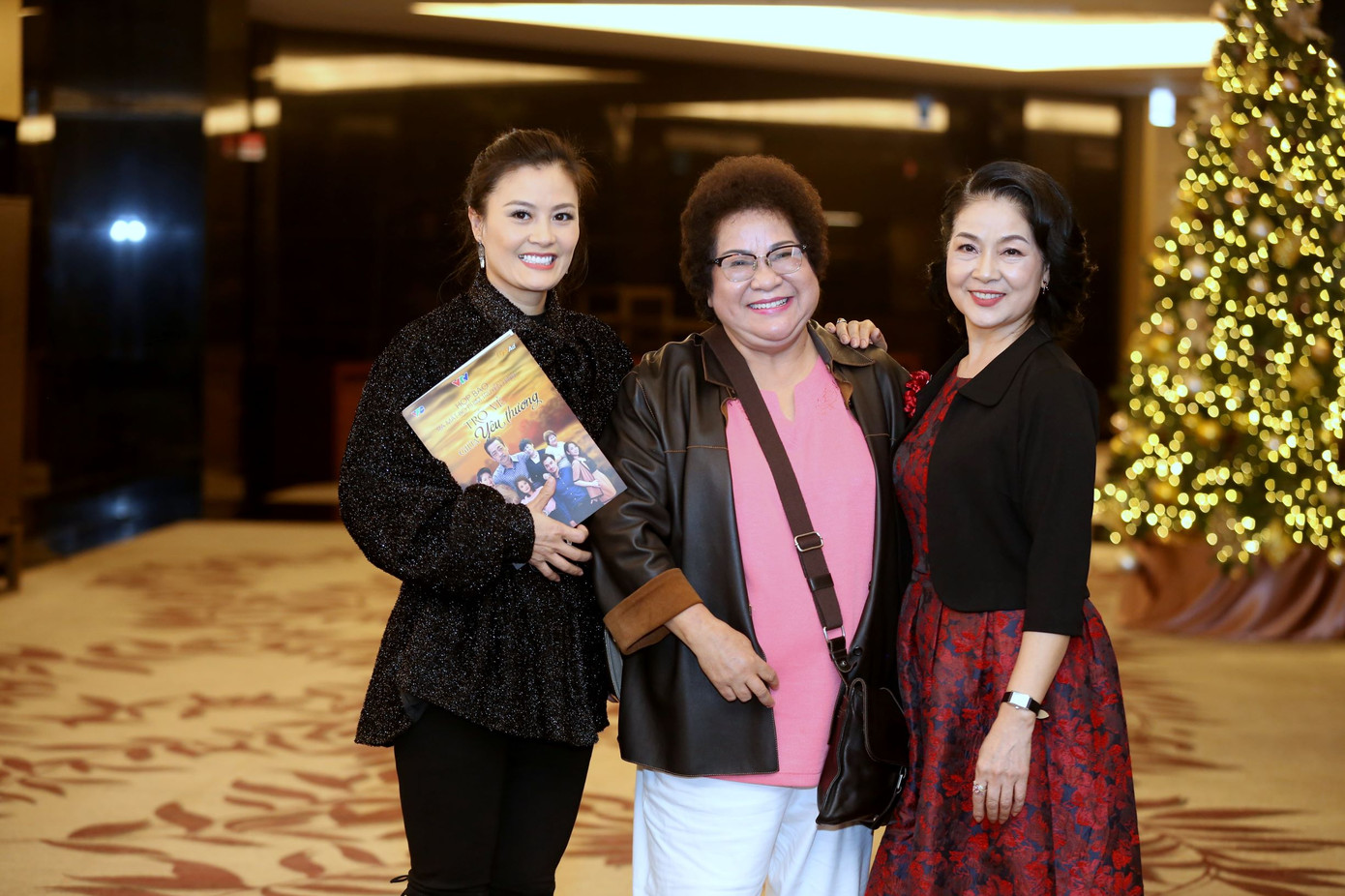 NSND Hoàng Dũng phải nhờ người dìu lên sân khấu ảnh 4