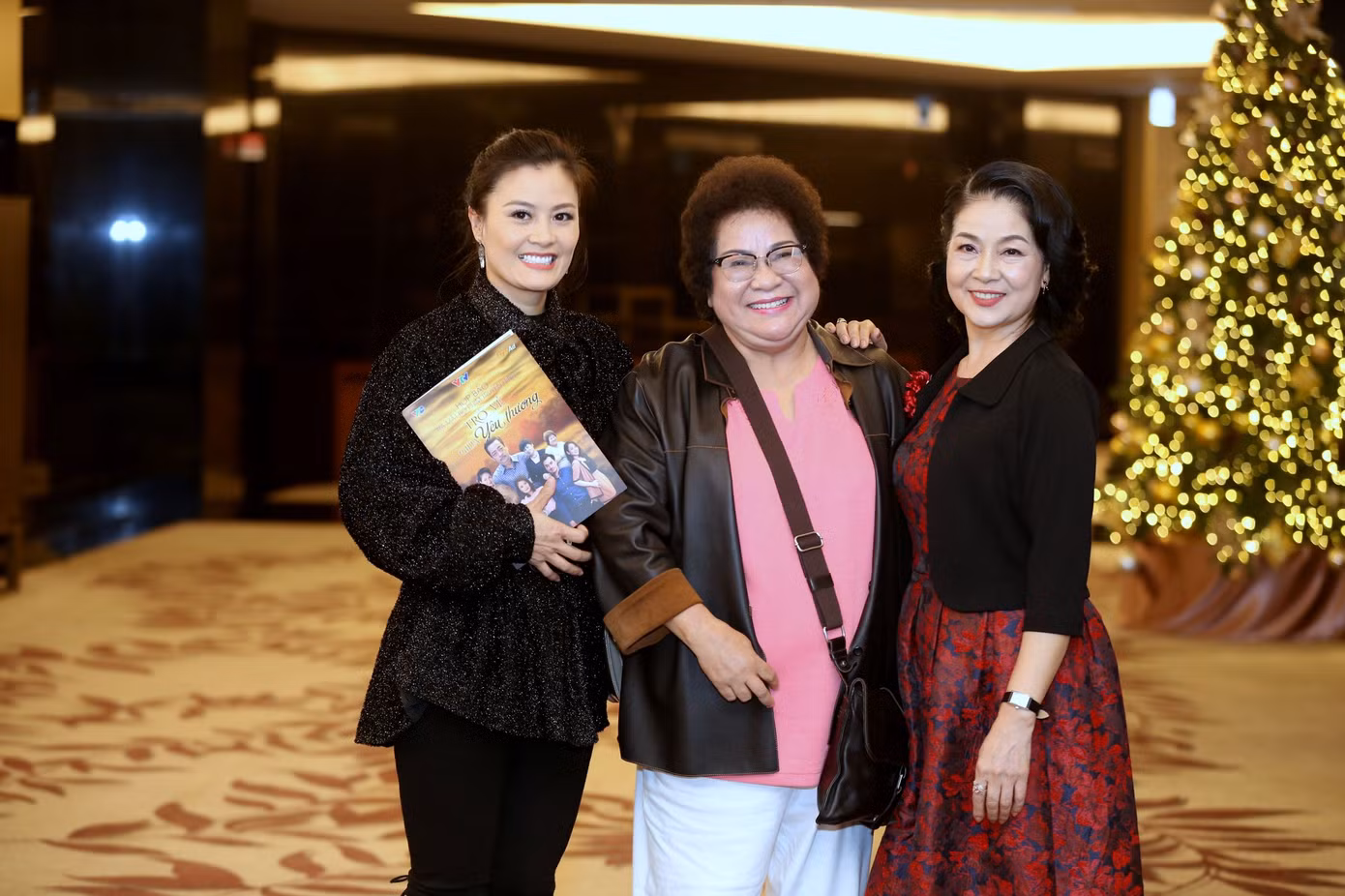 NSND Hoàng Dũng phải nhờ người dìu lên sân khấu ảnh 4