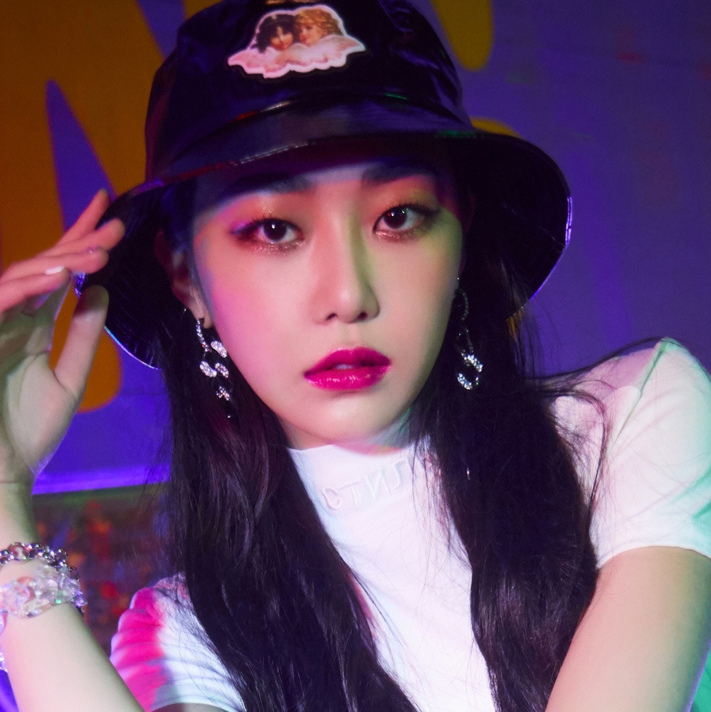 Nhóm tân binh Bling Bling diện đồ nữ sinh ra video nhảy đặc biệt ảnh 2