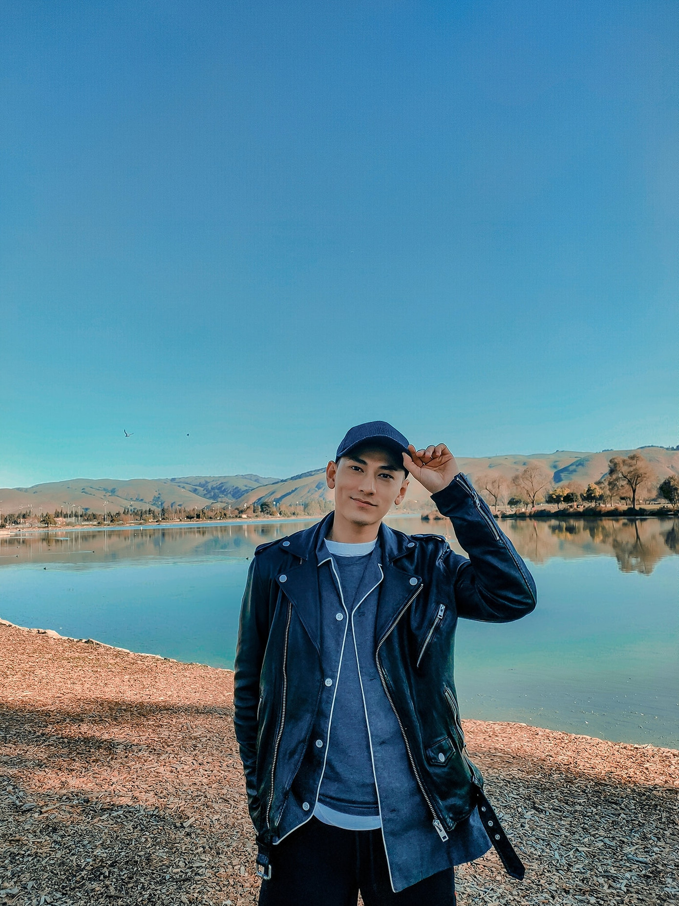 Isaac vừa có màn “lật tài liệu” công khai trên sân khấu khiến khán giả cười khoái chí ảnh 3