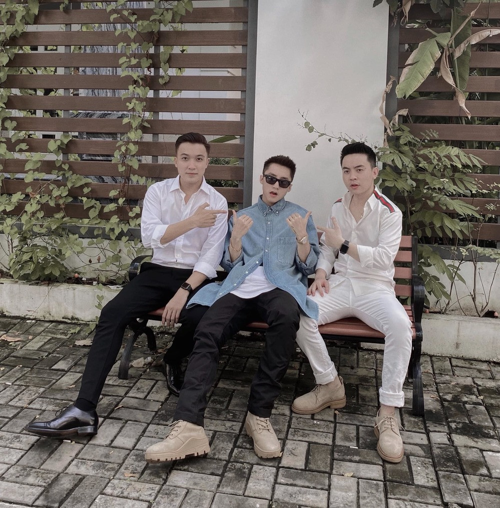 Hai người bạn của nam ca sĩ đồng loạt chia sẻ về tính cách Sơn Tùng M-TP sau nghi vấn chia tay mối tình 8 năm vì người thứ ba. Sơn Tùng M-TP lộ rõ nét ưu tư sau nghi vấn “đường ai nấy đi” với Thiều Bảo Trâm ảnh 4