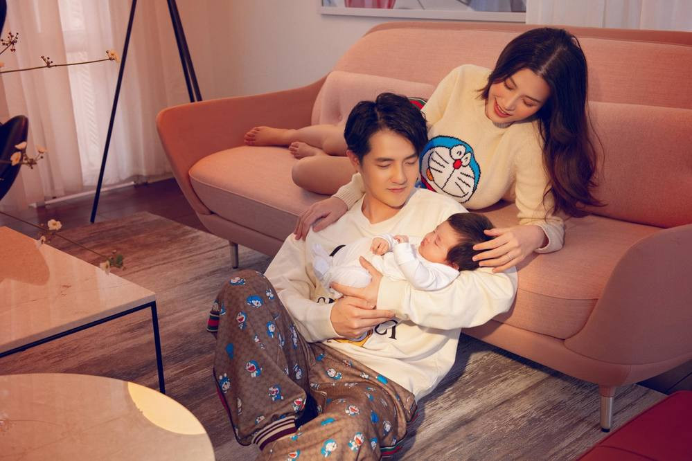 Nhóc tì nhà sao Việt chiếm spotlight ba mẹ khi lộ diện khiến fan “rụng tim” ảnh 2
