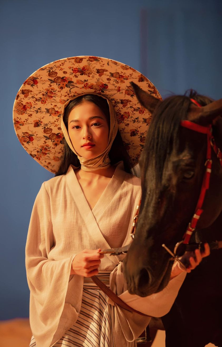 Cô gái Việt làm điên đảo Weibo vì giống Chương Tử Di: Tưởng ai hóa ra nàng thơ của Erik ảnh 1