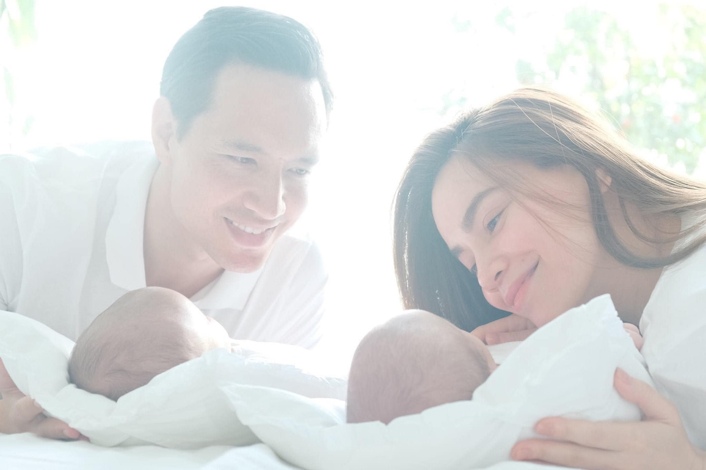 Niềm hạnh phúc của gia đình Hà Hồ - Kim Lý khi bên cạnh hai nhóc tì "dễ ghét". Nhóc tì nhà sao Việt chiếm spotlight ba mẹ khi lộ diện khiến fan “rụng tim” ảnh 7