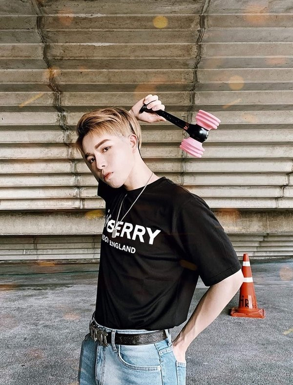 Cover ca khúc “On The Ground” của Rosé (BLACKPINK), Đức Phúc gây chú ý vì “giọng lạ“ ảnh 1