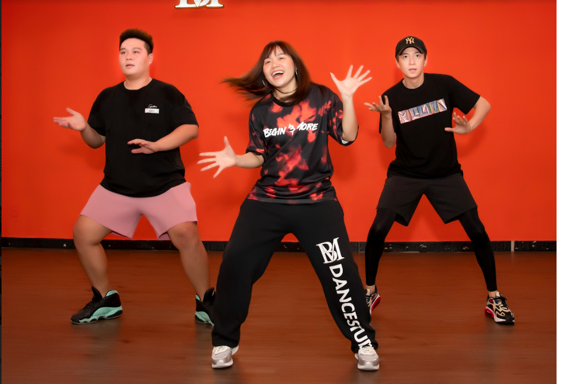 Cả hai cùng tập luyện vũ đạo cho sản phẩm lần này. Ngô Kiến Huy chi khủng, đưa rap vào ca khúc mới hứa hẹn hoành tránh hơn “Truyền Thái Y“ ảnh 3