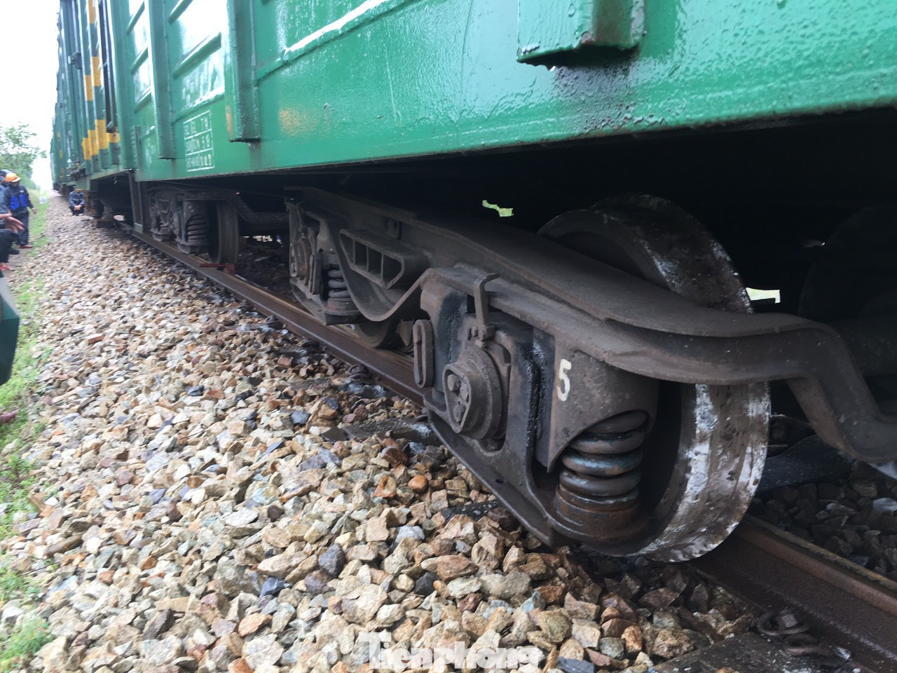 Đường sắt xói lở, tàu trật bánh, đứt toa ở Quảng Trị ảnh 4