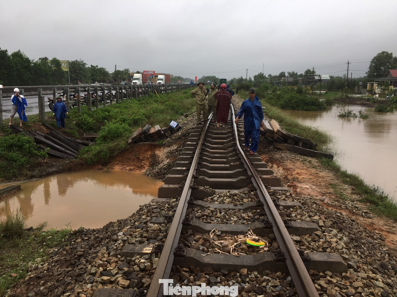 Đường sắt xói lở, tàu trật bánh, đứt toa ở Quảng Trị ảnh 3
